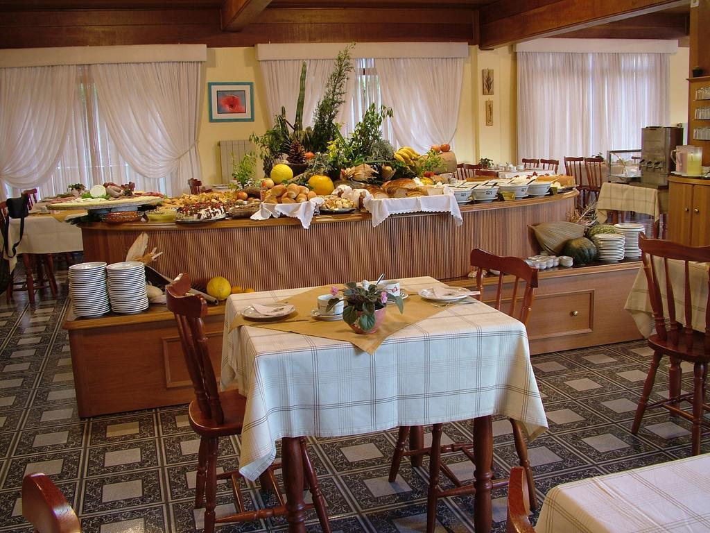 Hotel Sky Грамаду Екстериор снимка